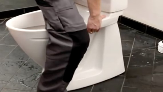 Udskiftning af toilet Udskiftning af toilet