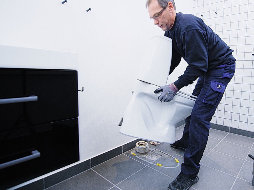 VVS-installatør monterer toilet VVS-installatør monterer toilet