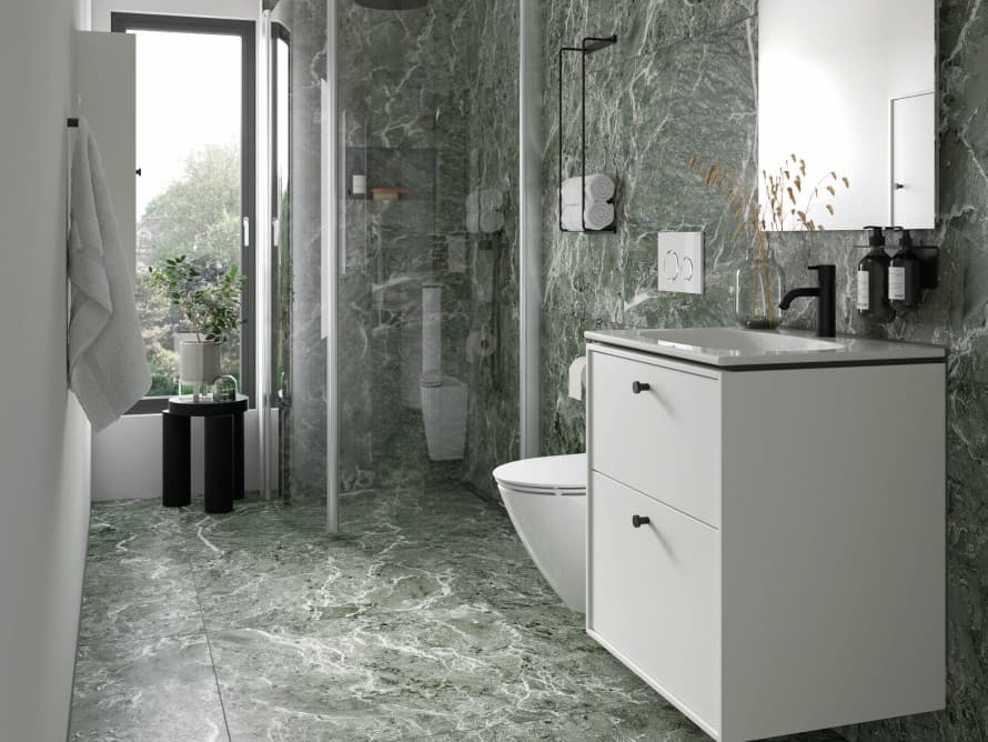 Ifö badeværelse med grøn marmor og hvide møbler Ifö badeværelse med grøn marmor og hvide møbler